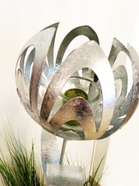 Feuverzinkte Kelchblume mit unserem modernen Glas mit breitem Rand dekoriert