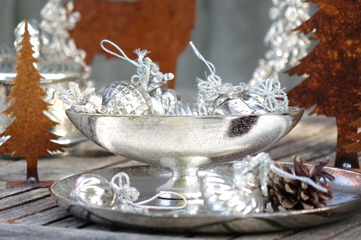 Silberne mini Jardinière mit nostalgischem Weihnachtsschmuck