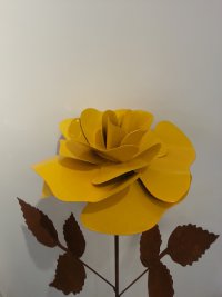 Große Rose rostig mit gelb lackiertem Kopf