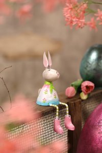 Bunt bemalter Metall Osterhase Sally klein