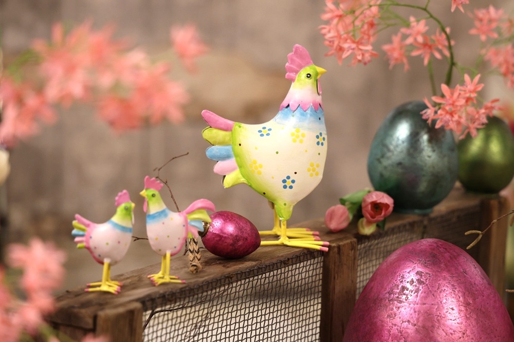 Bunte Metall H&uuml;hner und Glas Eier